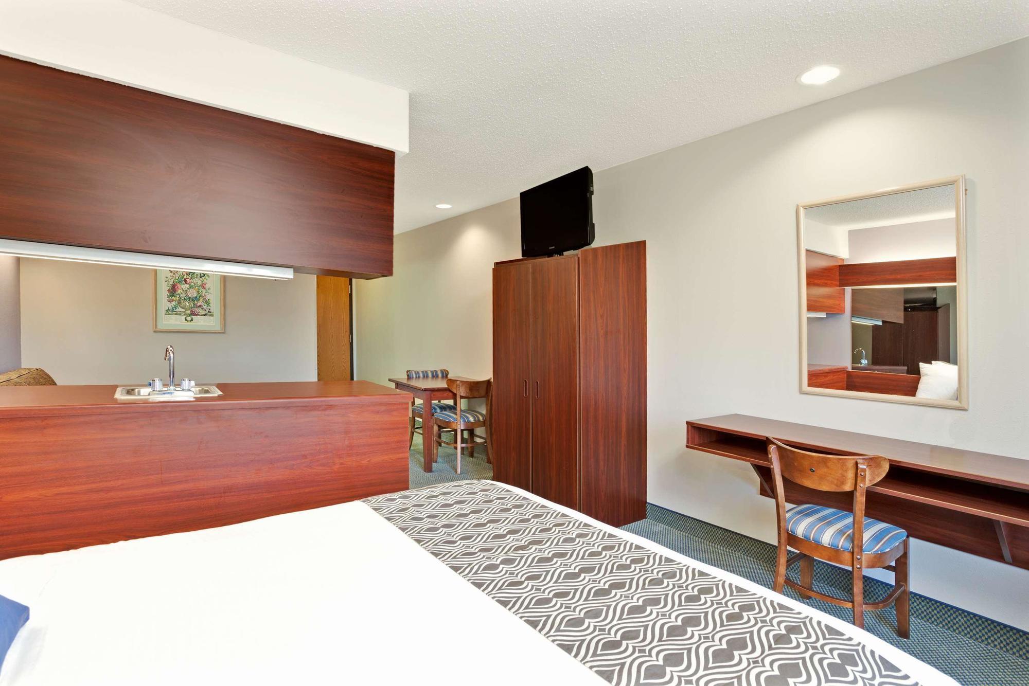 Microtel Inn & Suites By Wyndham Detroit Roseville Buitenkant foto